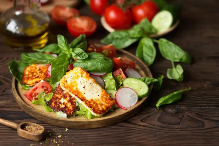 Nicht nur ein Augenschmaus - Halloumi mit frischem Salat ist super lecker