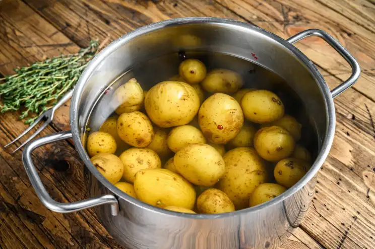 Pellkartoffeln im Kochtopf