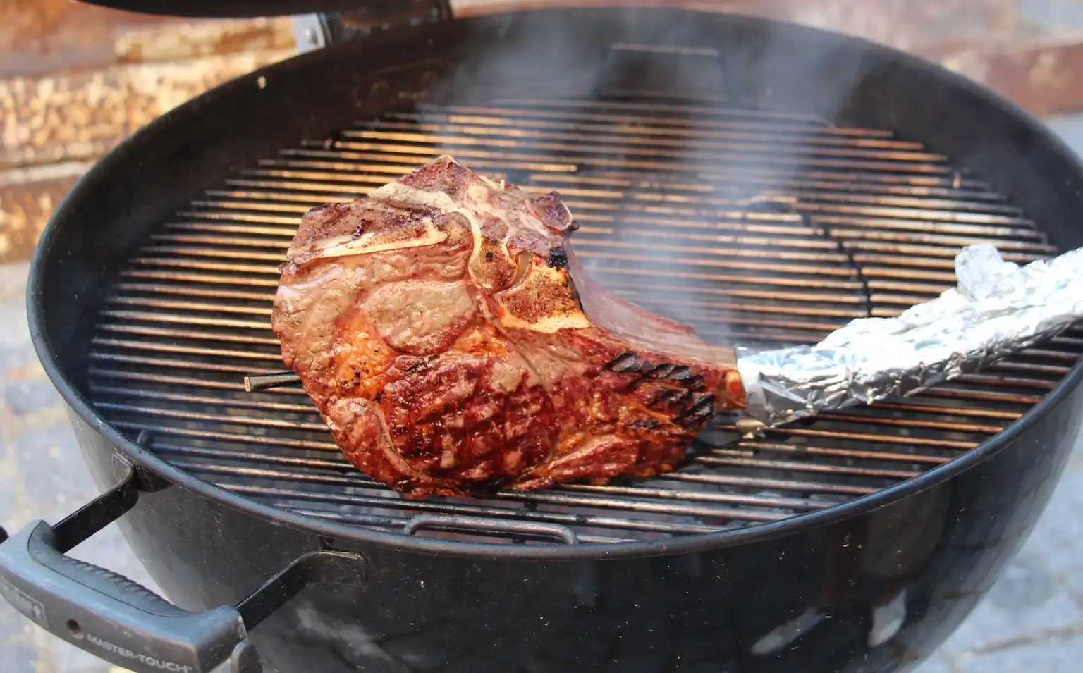 Tomahawk Steak auf dem Grill